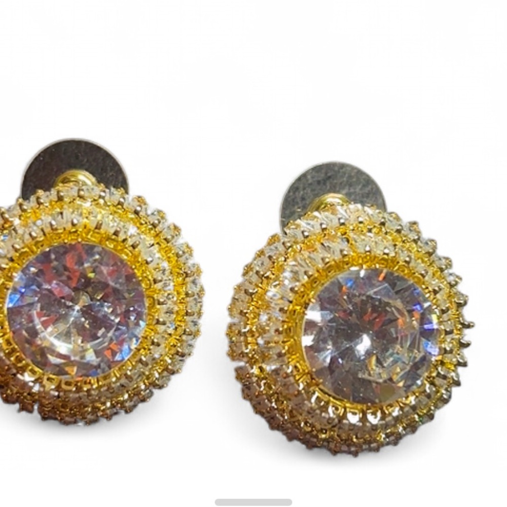 Elegant Gold Stud Earrings 

Unsigned

Modern/Costume

Post-back